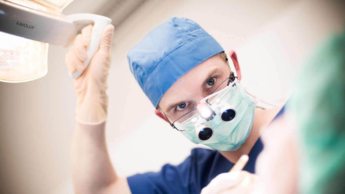 Chirurgische Parodontalchirurgie – Bei tiefen Zahnfleischtaschen ist häufig eine chirurgische Behandlung notwendig, um Parodontitis und Zahnhalteapparat-Zerstörung zu stoppen.