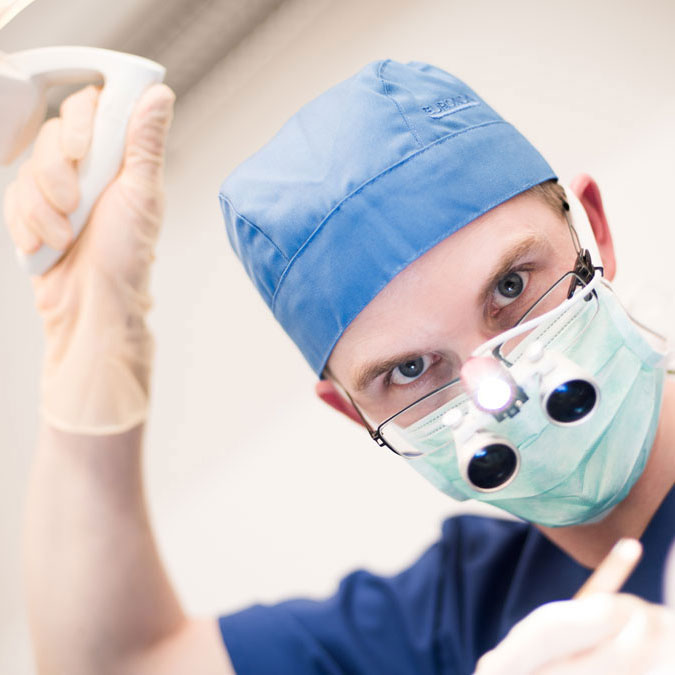 Zahnarzt und Fachzahnarzt für Oralchirurg Dr. Philipp Epe begrüßt Sie in der Praxis in Überlingen am Bodensee