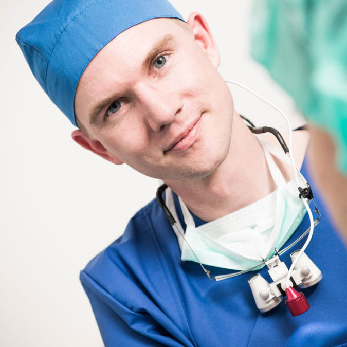 Zahnarzt und Fachzahnarzt für Oralchirurg Dr. Philipp Epe begrüßt Sie in der Praxis in Überlingen am Bodensee